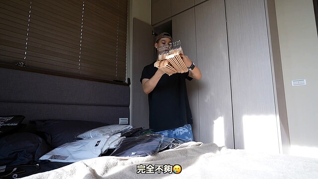 光T恤就有24件,16支衣架明顯不夠用。圖/翻攝自進藤喜彥 Yoziness YouTube